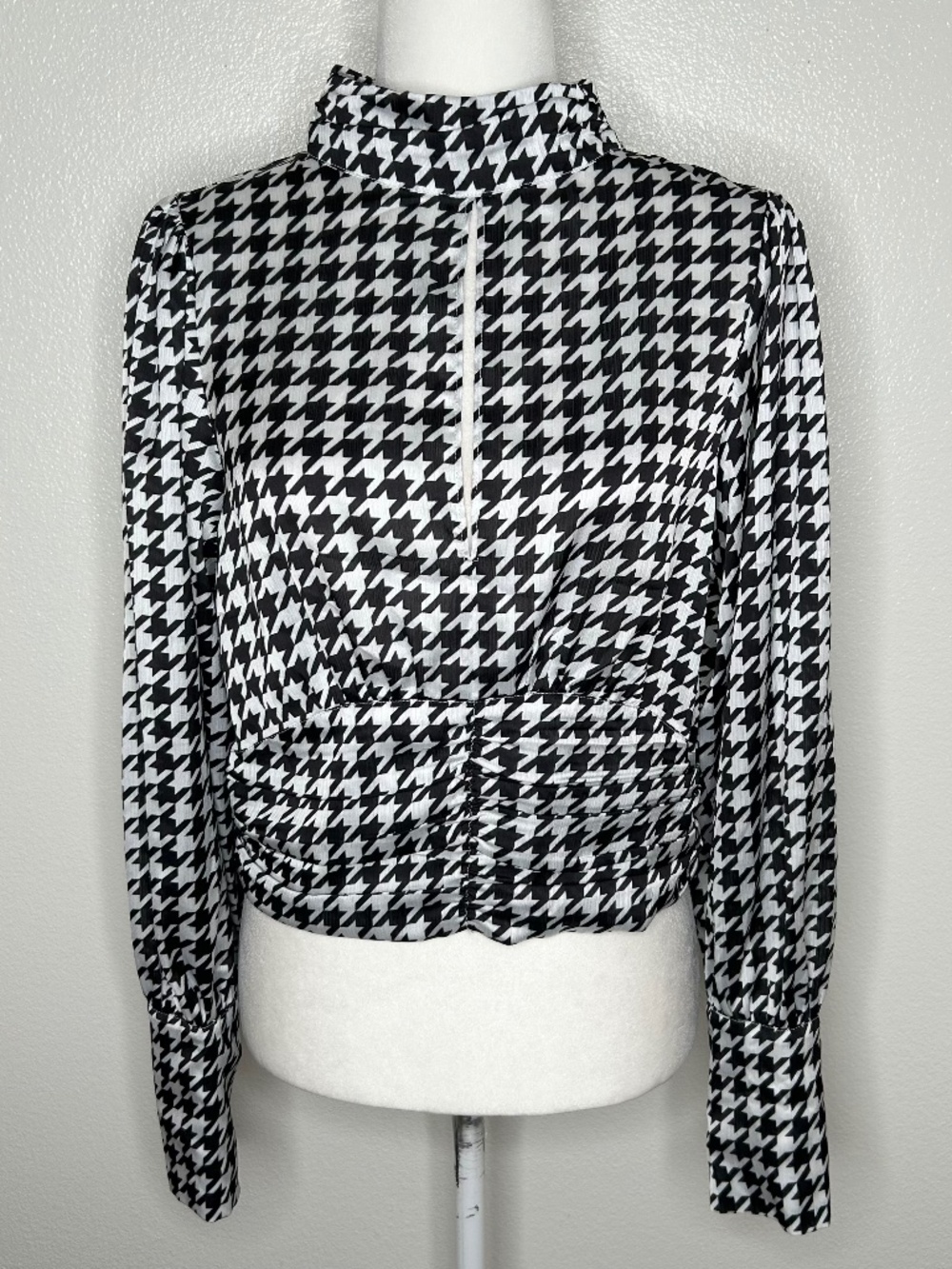 Bebe Womens Black & White Satin Houndstooth Long Sleeve Top Size 8 EUC